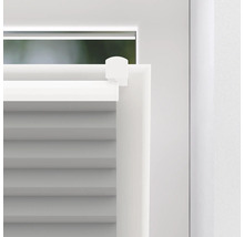 Detailansicht einer weißen Jalousie am Fenster