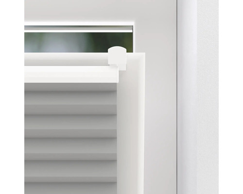 Detailaufnahme eines Plissees am Fenster