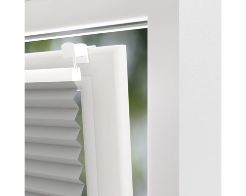 Detailansicht eines Faltstores am Fenster