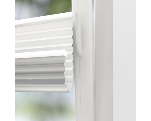 Detailansicht einer weissen Plisseejalousie am Fenster