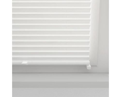 Nahaufnahme einer weissen Plissee-Jalousie am Fenster