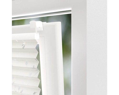 Gros plan sur un store plissé sur une fenêtre