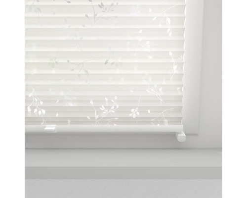 Store plissé à motif floral sur la fenêtre