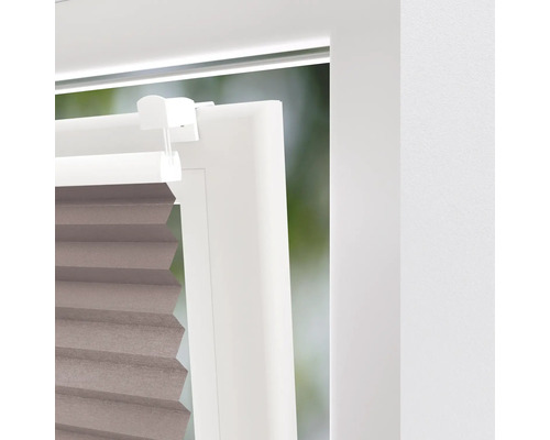 Detailaufnahme eines Plissees am Fenster