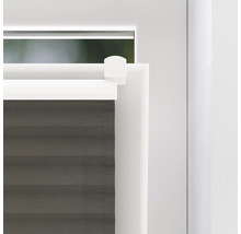 Detailansicht eines grauen Plissees am Fenster