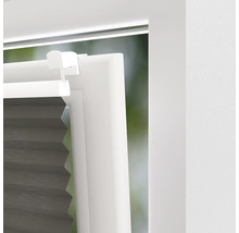Nahaufnahme einer grauen Fensterplisseeanlage in einem weißen Fensterrahmen