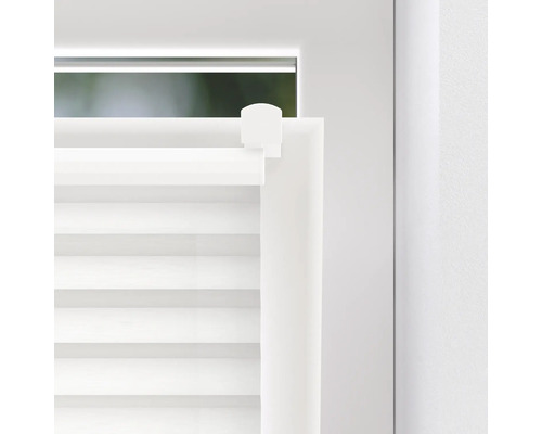 Vue détaillée d''un store plissé blanc sur une fenêtre