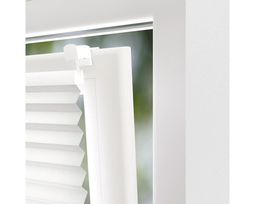 Vue détaillée d''un store plissé blanc sur la fenêtre