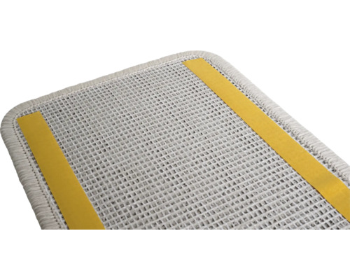 Detailansicht einer Teppichstufenmatte mit Klebestreifen
