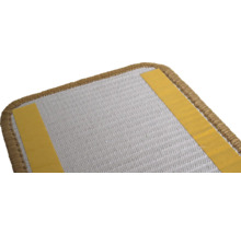 Detailansicht einer Teppichmatte mit Klebestreifen auf der Rückseite