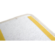 Gros plan sur l'envers d'un tapis avec des bandes adhésives pour la fixation.