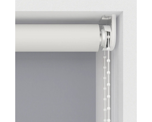 Aufrollbares Fensterrollo mit Kettenzug zur Lichtregulierung