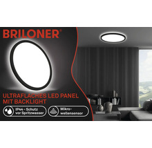 Briloner Logo. Flaches LED Panel mit Hintergrundbeleuchtung und Schutz vor Spritzwasser mit Mikrowellensensor in einem Wohnzimmer.