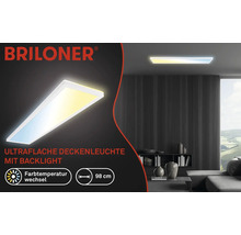 Briloner Logo. Flache Deckenleuchte mit einstellbarer Farbtemperatur und einer Länge von 98 Zentimetern in einer Wohnumgebung.