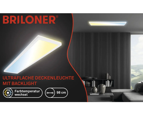 Briloner Logo. Flache Deckenleuchte mit einstellbarer Farbtemperatur und einer Länge von 98 Zentimetern in einer Wohnumgebung.