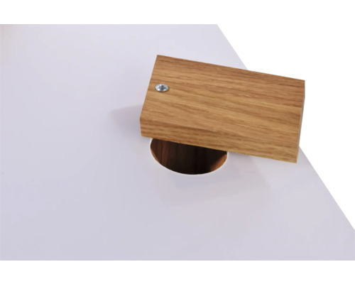 Detailansicht einer Tischplatte mit Kabelloch und Holzabdeckung