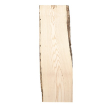 Unbearbeitete Holzplatte mit Baumkante.