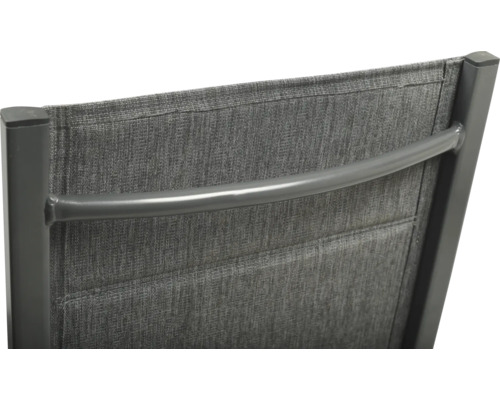 Vue détaillée du dossier d''une chaise de jardin avec revêtement en tissu