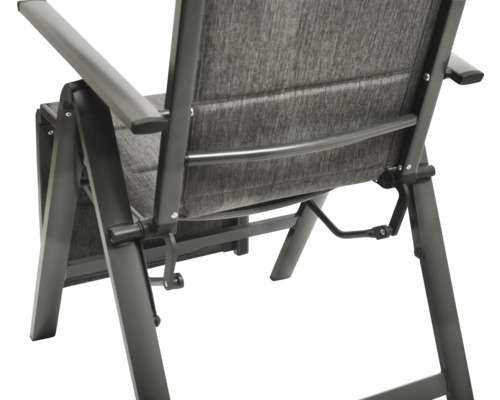 Vue détaillée d''une chaise de jardin avec revêtement textile et accoudoirs