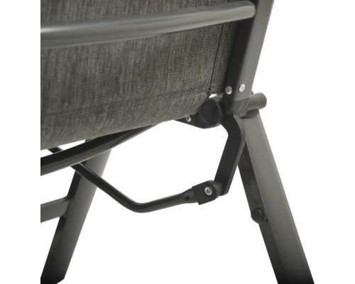 Vue détaillée d''une chaise de jardin avec assise en textile et structure en métal