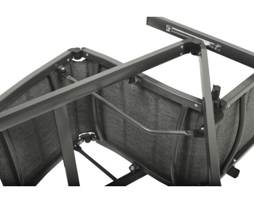 Vue détaillée d''un pavillon de jardin avec cadre en métal et toit en tissu