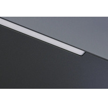 Detailansicht einer grauen Deckenleuchte mit LED Lichtband