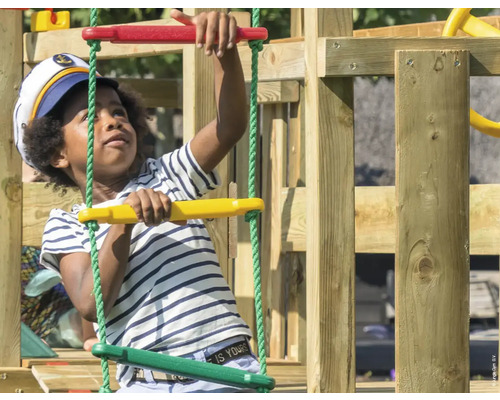 Kind klettert auf einer Spielplatzleiter aus Holz und Seil.