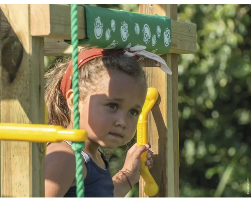Kind klettert auf einem Spielgerät im Garten