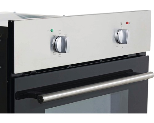 Gros plan d''un four avec boutons rotatifs et poignée