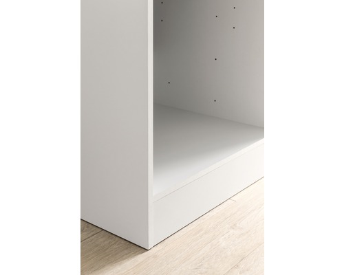 Vue détaillée d''une étagère blanche avec des tablettes