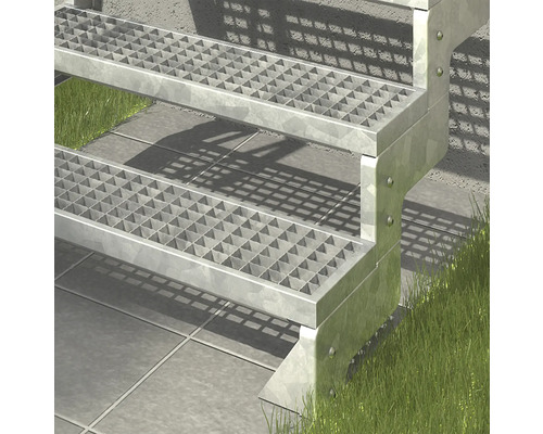 Escalier métallique avec marches en caillebotis à l''extérieur