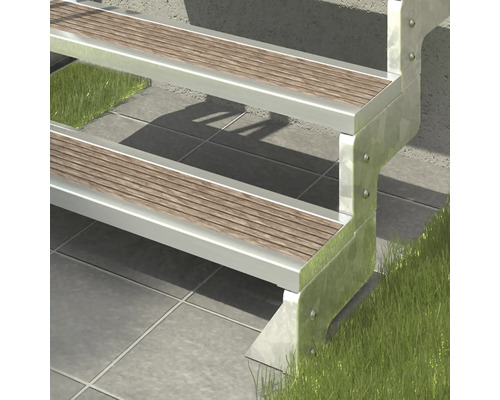 Detailaufnahme einer Treppe mit Holzstufen und Metallrahmen im Aussenbereich.