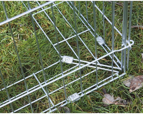 Detailansicht eines Drahtkäfigs mit Befestigungselementen