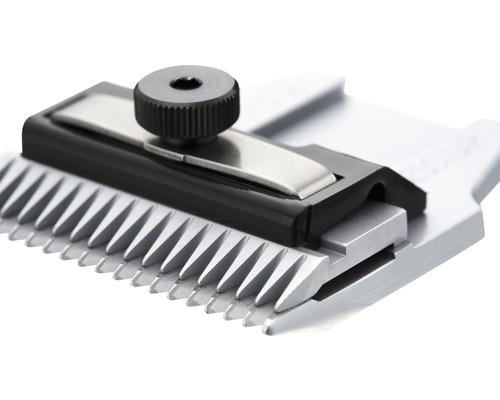 Vue détaillée d''une plaque de coupe argentée pour une tondeuse à cheveux