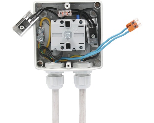 Anschlussdose mit elektrischen Kabeln und Verbindungsstücken