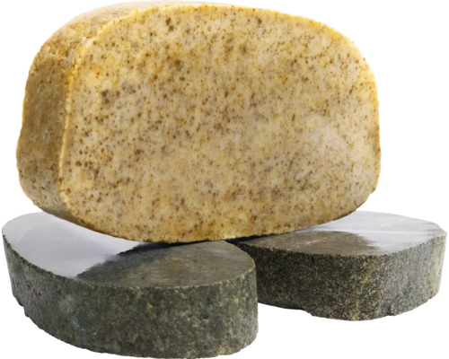 Bimsstein zur Reinigung und Pflege auf zwei Unterlagen