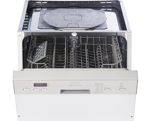 Lave-vaisselle ouvert avec des paniers à vaisselle pour le nettoyage de la vaisselle