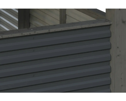 Detailansicht einer Gartenhauswand mit horizontal verlaufenden Profilbrettern