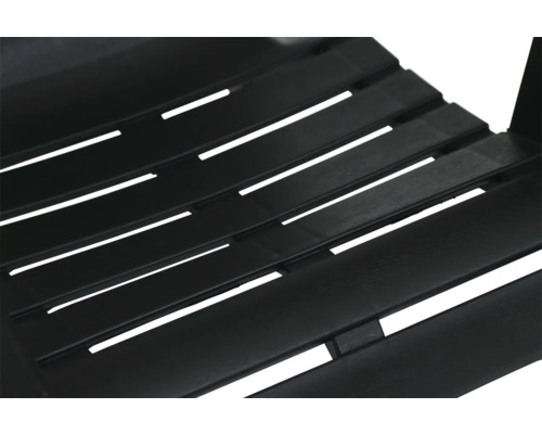 Detailansicht einer Gartenbank mit Holzlatten