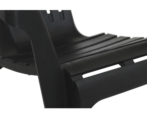 Detailansicht eines schwarzen Kunststoff Gartenstuhls