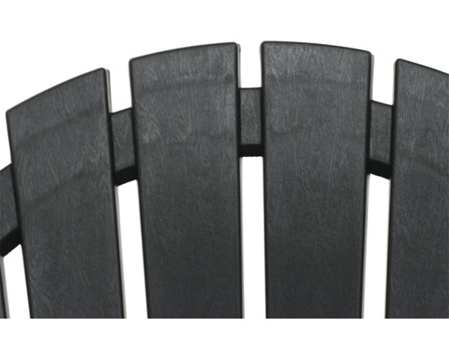 Detailaufnahme der Rückenlehne eines schwarzen Gartenstuhls aus Kunststoff