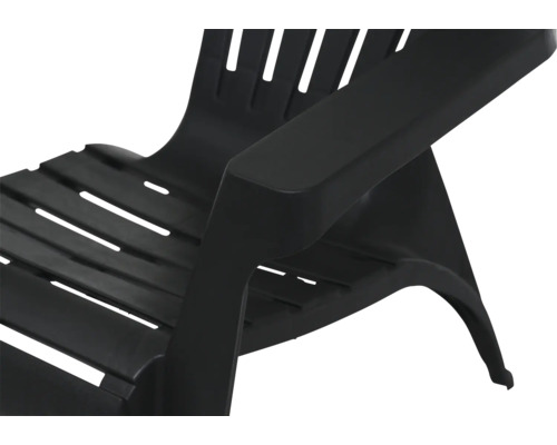 Detailansicht eines schwarzen Gartenstuhls aus Kunststoff mit Armlehne