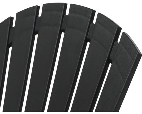 Detailansicht der Rückenlehne eines schwarzen Gartenstuhls aus Kunststoff.