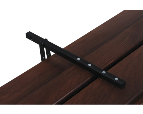 Detailansicht einer Holzbank mit Metallstreben