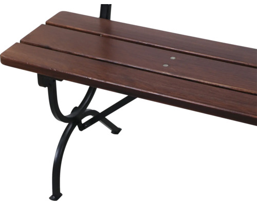 Detailansicht einer Parkbank mit Holzlatten und Metallgestell.
