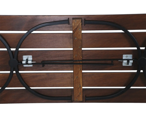 Detailansicht einer zusammengeklappten braunen Holzbank mit schwarzem Metallgestell