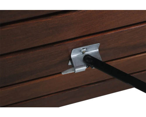 Detailansicht einer Holzgartenbank mit Metallbeschlägen