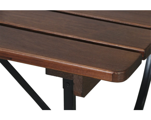 Detailansicht eines Gartentisches aus Holz mit Metallbeinen