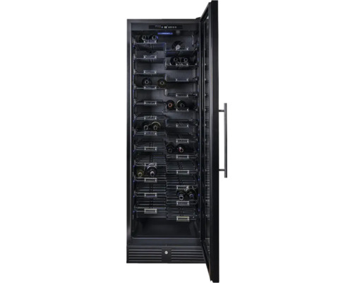 Cave à vin avec étagères ouvertes et bouteilles de vin