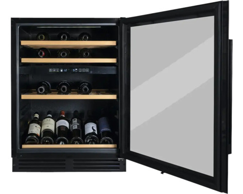 Cave à vin avec porte ouverte et plusieurs bouteilles de vin sur des étagères en bois